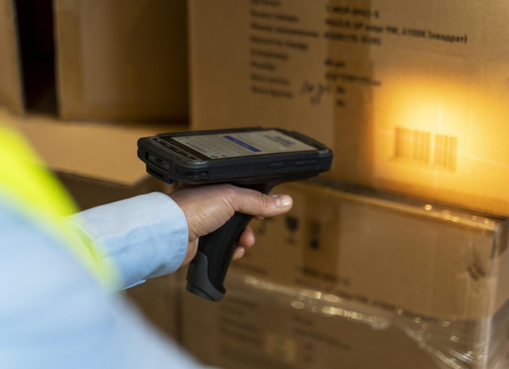 Scanning boxes for pick and pack